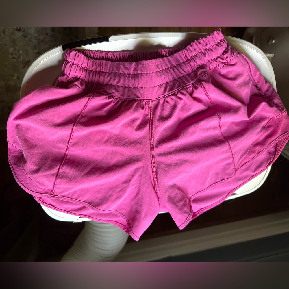 Lululemon 4” low rise Hotty Hots - sonic pink